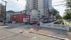 A reurbanização na Alameda Armênio Mendes impacta motoristas e passageiros de ônibus em Santos, com desvios e mudanças nas rotas - Foto: Reprodução/ Google Maps