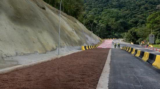 Nova rampa de escape no km 46 da Anchieta protegerá caminhões em pistas invertidas - Imagem: Divulgação / Ecovias