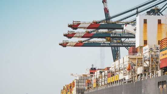 Porto de Santos atinge marca histórica de 100 milhões de contêineres movimentados