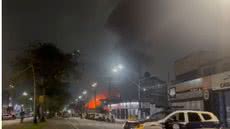 Apesar da gravidade do incêndio em uma loja popular, felizmente, não houve feridos, e o fogo foi controlado sem vítimas - Foto:Janaína Paiva