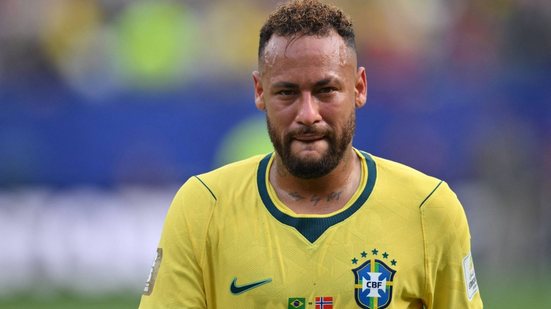 Em carta aberta, pai de Neymar destaca a importância de continuar a carreira - Foto: Angela Weiss / AFP