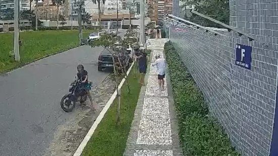 Polícia Civil identifica jovem de 18 anos envolvido em assalto a pedestre no Guarujá - Imagem: Reprodução