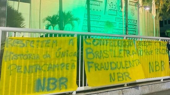 Movimento estende faixas contra a CBF no Rio e cobra gestão à altura da Seleção - Imagem: Núcleo BR
