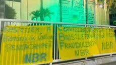 Movimento estende faixas contra a CBF no Rio e cobra gestão à altura da Seleção - Imagem: Núcleo BR