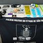 Homem é preso no Morro da Penha com rádio, balança e porções de drogas após tentar fugir - Imagem: Divulgação