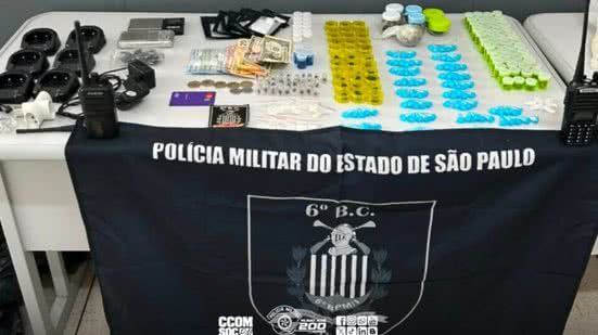 Homem é preso no Morro da Penha com rádio, balança e porções de drogas após tentar fugir - Imagem: Divulgação