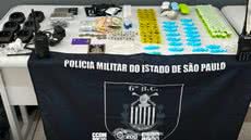 Homem é preso no Morro da Penha com rádio, balança e porções de drogas após tentar fugir - Imagem: Divulgação