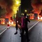 Carreta pega fogo após colisão traseira perto de pedágio rumo ao Guarujá; motoristas saem ilesos - Imagem: Reprodução / Guarujá Mil Grau