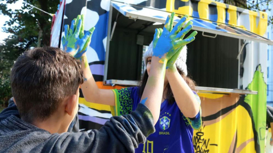 Estrutura foi pintada por crianças assistidas pela Casa Vovó Benedita em ação que marcou a abertura do ponto - Divulgação / Prefeitura de Santos