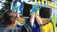 Estrutura foi pintada por crianças assistidas pela Casa Vovó Benedita em ação que marcou a abertura do ponto - Divulgação / Prefeitura de Santos
