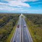 Motoristas devem redobrar a atenção nas marginais da SP-055 devido a obras que exigem velocidade máxima de 40 km/h - Imagem: Divulgação