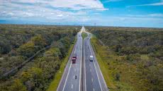 Motoristas devem redobrar a atenção nas marginais da SP-055 devido a obras que exigem velocidade máxima de 40 km/h - Imagem: Divulgação