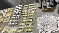 Durante a incursão, a Polícia Militar foi surpreendida por disparos, mas conseguiu capturar um dos suspeitos e apreender drogas - Imagem: Divulgação / Polícia Militar