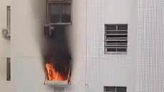 O fogo começou em um quarto e se espalhou causando danos significativos ao apartamento e ao andar superior - Imagem: Divulgação