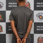 O criminoso foi levado à delegacia e permanece à disposição da Justiça após ser preso em flagrante por roubo em Itanhaém - Foto: Divulgação/ 29° BPMI