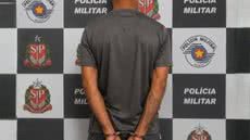 O criminoso foi levado à delegacia e permanece à disposição da Justiça após ser preso em flagrante por roubo em Itanhaém - Foto: Divulgação/ 29° BPMI