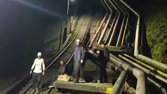 Grupo de amigos enfrenta riscos ao escalar dutos da usina - Imagem: Redes Sociais