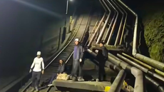 Grupo de amigos enfrenta riscos ao escalar dutos da usina - Imagem: Redes Sociais