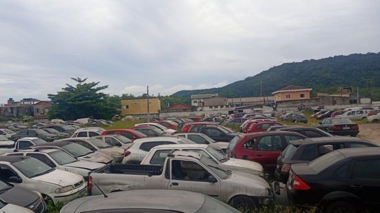 Prefeitura de Guarujá removeu 342 veículos abandonados no primeiro semestre, promovendo segurança e ordenamento urbano - Foto: Divulgação/ Prefeitura de Guarujá