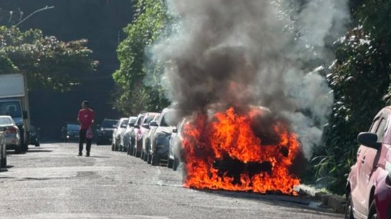 Incêndio em caminhonete Fiat Toro na Rua Antônio Mendes Júnior em Guarujá mobiliza bombeiros e assusta moradores - Foto: Divulgação