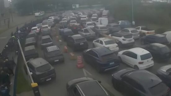 Com ventos de até 34 nós, a travessia foi interrompida, começando pelo canal Bertioga-Guarujá às 7h56 - Imagem: Reprodução