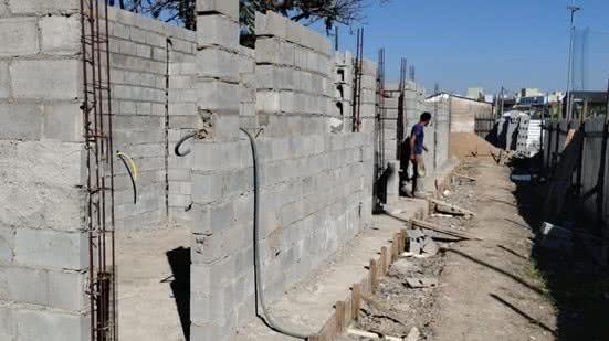 A conclusão da alvenaria do novo vestiário está prevista para este mês, com foco na acessibilidade e conforto para os atletas - Foto: Divulgação/ Prefeitura de Santos