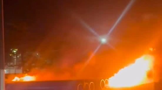 Corpo de Bombeiros atuou rapidamente para evitar alastramento do fogo em Praia Grande - Imagem: Divulgação