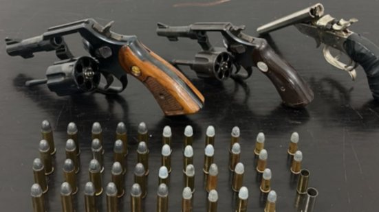 Policiais militares atuaram após denúncias de tiros em Itanhaém, resultando na prisão de um homem com armas e munições - Foto: Divulgação/ 29° BPMI
