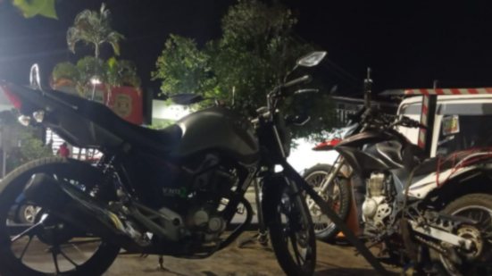 A ação da PM em Itariri resultou na recuperação de uma moto furtada e na apreensão de dois adolescentes em situação suspeita - Foto: Divulgação/ 29° BPMI