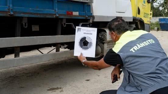 A força-tarefa inspecionou 175 veículos, assegurando que todos estão dentro dos padrões de opacidade estabelecidos pela lei municipal - Foto: Divulgação/ Prefeitura de Bertioga