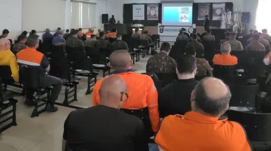 Encontro reúne agentes municipais e forças de segurança para integrar respostas em episódios de emergência climática - Foto: Divulgação/ Prefeitura de Praia Grande