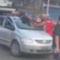 Acidente impressionante deixa motociclista ferido sobre teto de veículo em Guarujá - Imagem: Divulgação