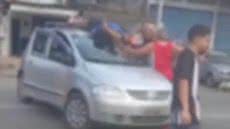 Acidente impressionante deixa motociclista ferido sobre teto de veículo em Guarujá - Imagem: Divulgação