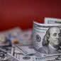 O dólar inicia a semana com leve queda, refletindo tensões geopolíticas - Imagem: Divulgação