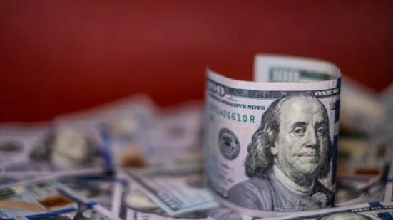 O dólar inicia a semana com leve queda, refletindo tensões geopolíticas - Imagem: Divulgação