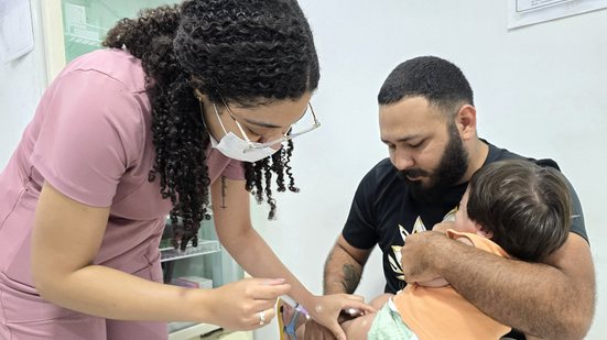 Vacinas contra poliomielite, hepatites e outras doenças graves estão disponíveis; compareça com documento e caderneta de vacinação - Foto: Divulgação/ Prefeitura de Guarujá