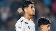 João Ananias se torna peça-chave na defesa do Santos - Foto: Raul Baretta/ Santos FC