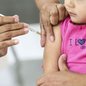 Pais devem levar documento de identidade e carteira de vacinação para garantir a imunização das crianças até 15 anos - Foto: Divulgação