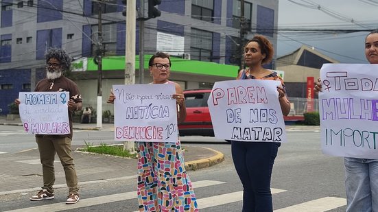 Abertura do Agosto Lilás em Cubatão inclui pedágio educativo e distribuição de panfletos sobre violência contra a mulher - Foto: Divulgação/ Prefeitura de Cubatão