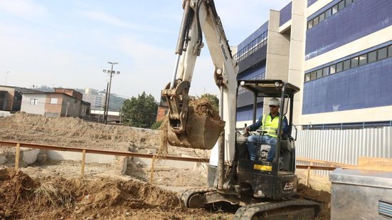 Após atrasos e troca de construtora, trabalhos da UME Flávio Cipriano voltam a andar na Praça Nicolau Geraigire - Foto: Divulgação/ Prefeitura de Santos