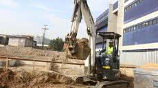 Após atrasos e troca de construtora, trabalhos da UME Flávio Cipriano voltam a andar na Praça Nicolau Geraigire - Foto: Divulgação/ Prefeitura de Santos