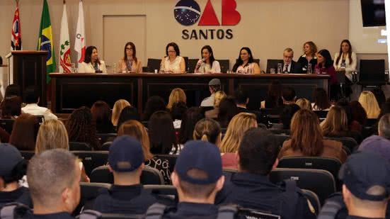 Especialistas discutem a importância da Lei Maria da Penha e a necessidade de ações integradas para proteger mulheres - Foto: Divulgação/ Prefeitura de Santos