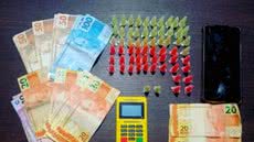 Operação da Polícia Militar em Itariri culmina na prisão de um homem por tráfico de entorpecentes e apreensão de drogas - Foto: Divulgação/ 29° BPMI