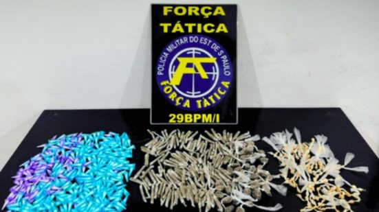 Patrulheiros da Força Tática prenderam homem após flagrante de tráfico em Mongaguá, com drogas e dinheiro apreendidos - Foto: Divulgação/ 29° BPMI