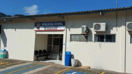 Detido em Mongaguá, homem tentava queimar cabos para extrair cobre após furto de fios da rede de telefonia pública - Foto: Divulgação