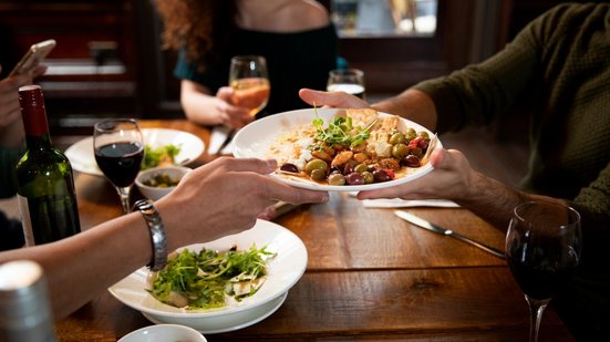 Estimativas apontam que o Dia dos Pais pode aumentar o faturamento dos restaurantes em até 10% - Foto: Freepik