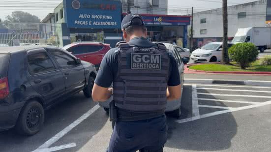 A nova etapa da Operação Carros Abandonados visa melhorar a circulação e saúde pública em Bertioga, retirando veículos abandonados - Foto: Divulgação/ Prefeitura de Bertioga