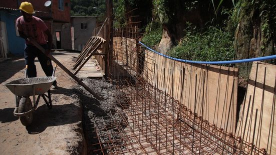 Com foco em engenharia, a prefeitura realiza obras em morros e orla para proteger comunidades de tempestades e erosões - Foto: Divulgação/ Prefeitura de Santos