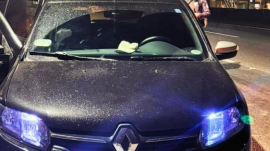 Um motorista de aplicativo foi detido após alterar a placa do veículo com fita isolante em Itanhaém, durante patrulhamento da polícia - Foto: Divulgação/ 29° BPMI