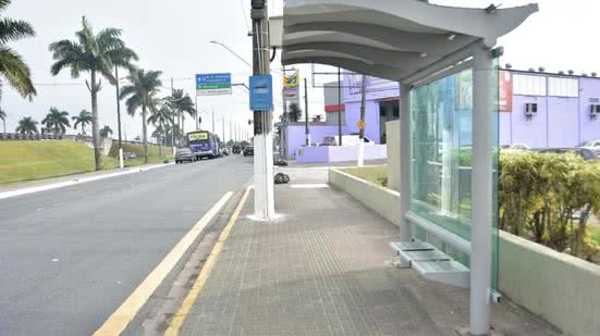A Secretaria de Transportes realiza reparos em abrigos de ônibus para garantir conforto e segurança aos usuários em Praia Grande - Foto: Divulgação/ Prefeitura de Praia Grande